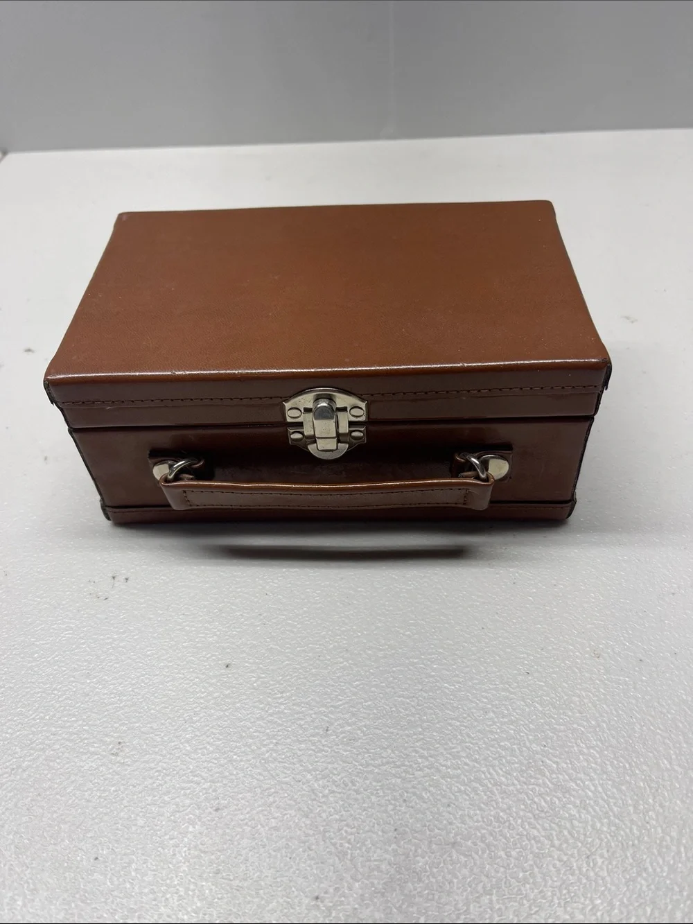 This is a Ricoh brand vintage leather camera case